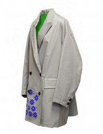 Kolor cappotto grigio in nylon con fiori blu